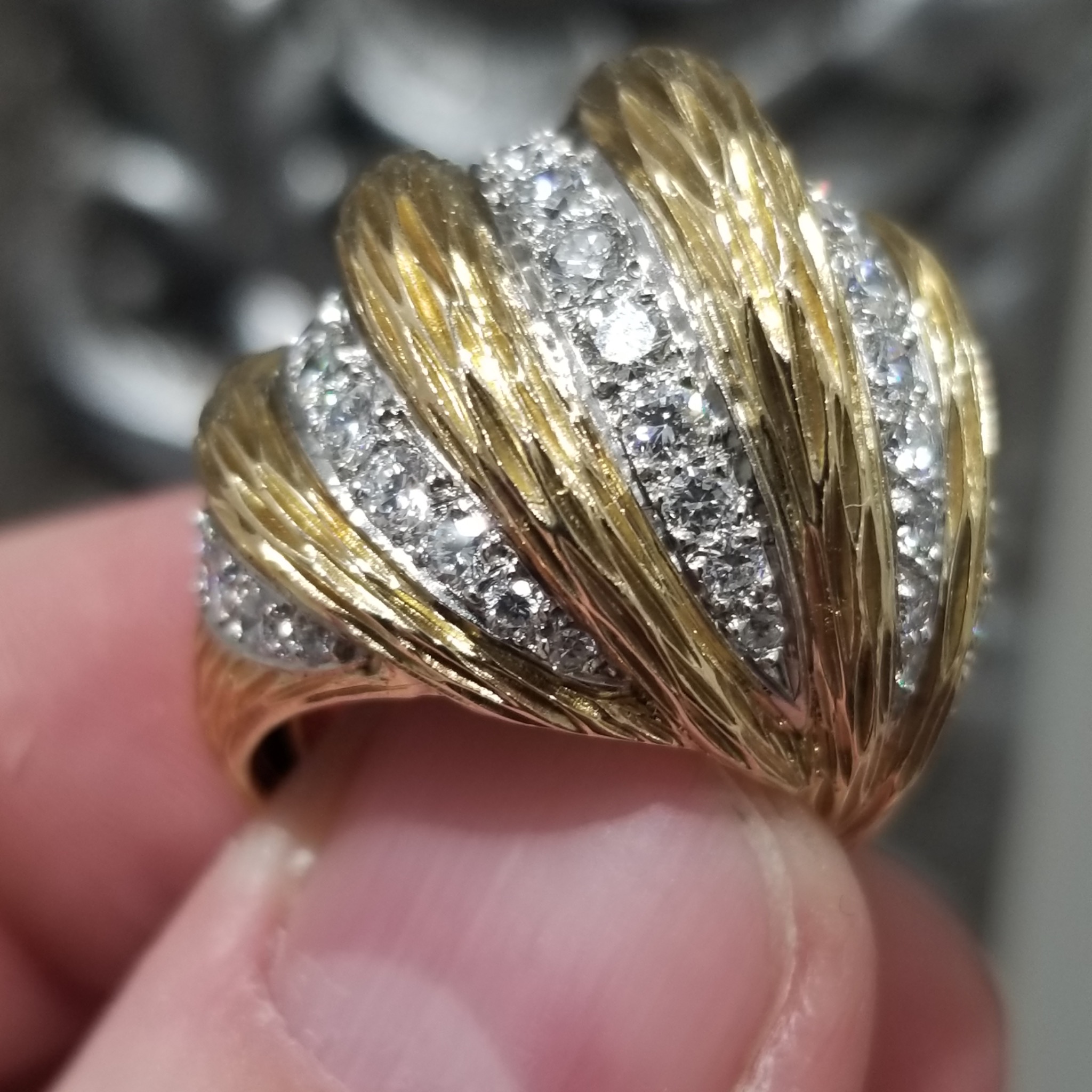 Branches and Brilliance: An 18K Bombé Ring